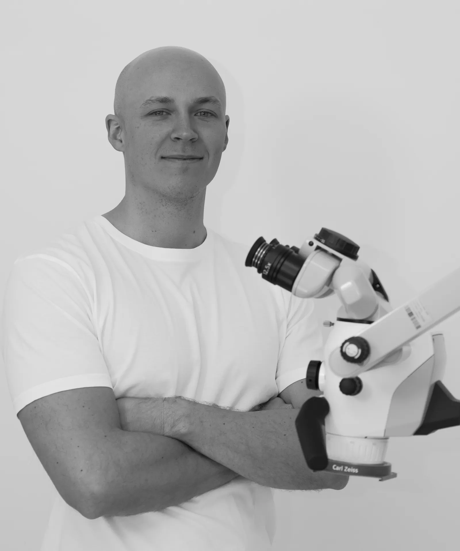 Dr. med. dent. Philipp Brenner am Operationsmikroskop